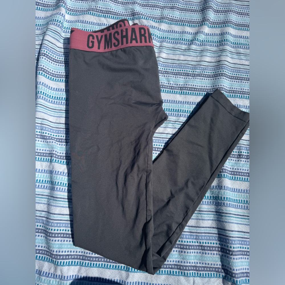 Gym shark leggings